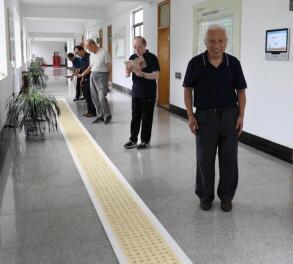 85岁学员书写18米长卷