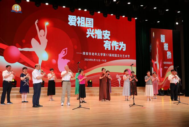 老有所乐，爱上葫芦丝