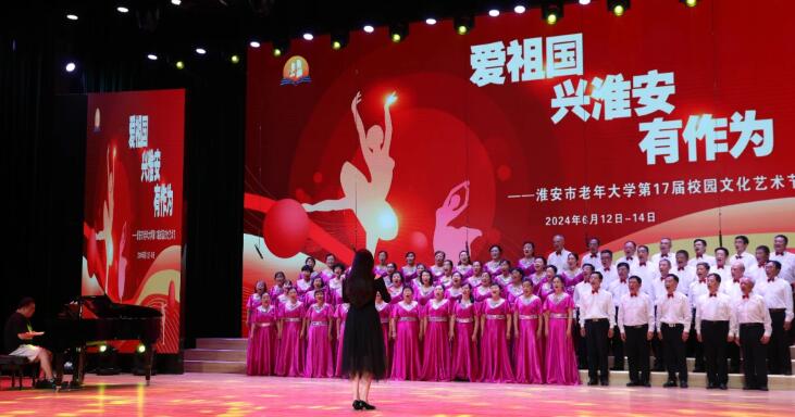 三个班学员共唱团结曲